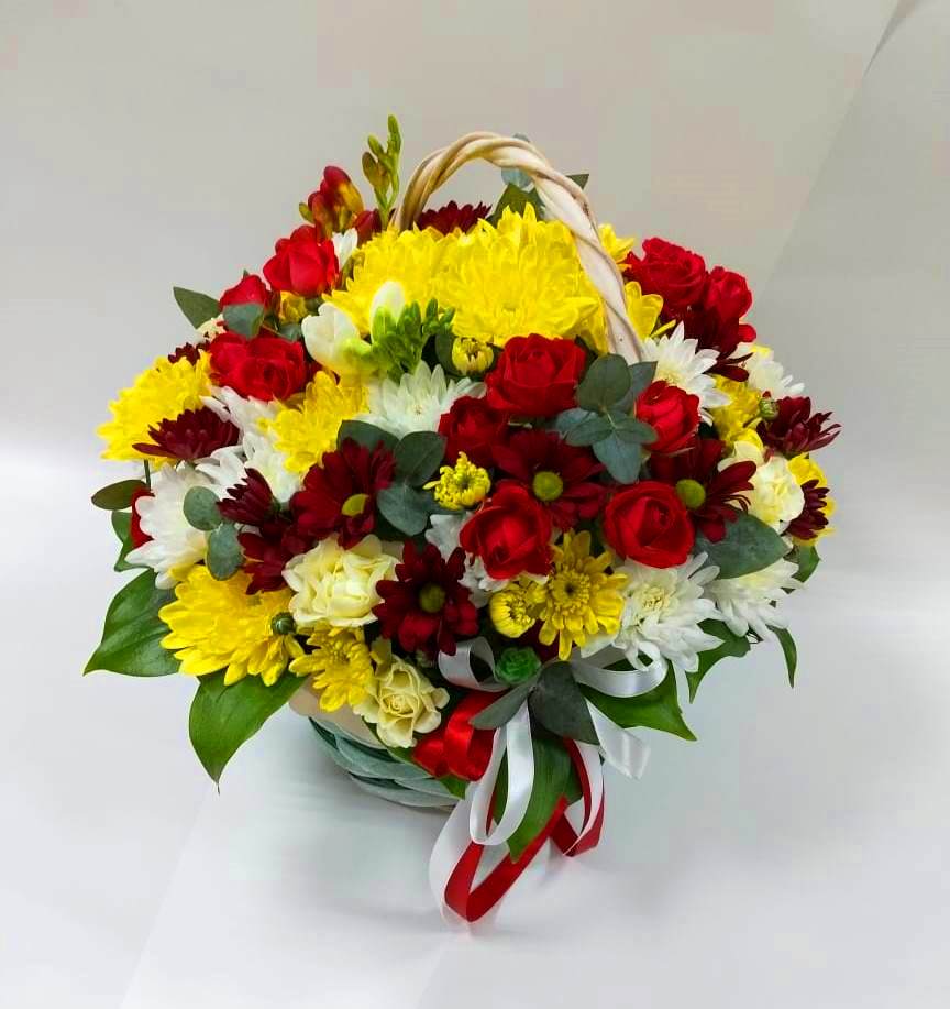Цветочная композиция из Хризантемы и Розы в корзине в Озёрный Смоленская область