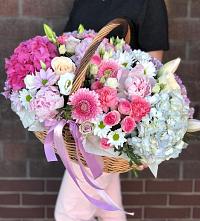 Цветочная композиция из Розы, Хризантемы, Пионы и Лизиантусы в корзине в Озёрный Смоленская область