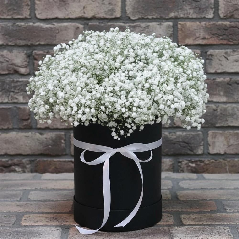 Цветочная композиция из Гипсофила в шляпной коробке в Озёрный Смоленская область