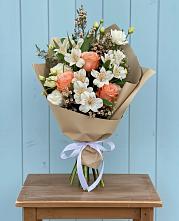 Букет цветов из:  Альстромерии, Лизиантусы, Розы и Хризантемы в Озёрный Смоленская область