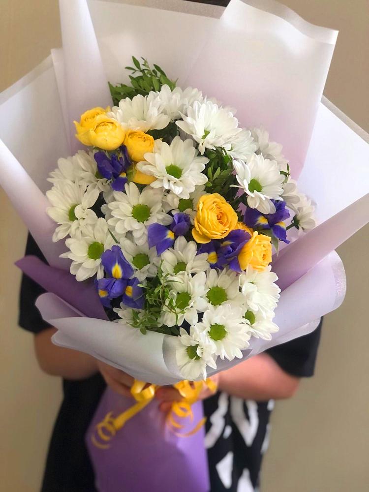 Букет цветов из: Ирисы, Хризантемы и Розы в Озёрный Смоленская область