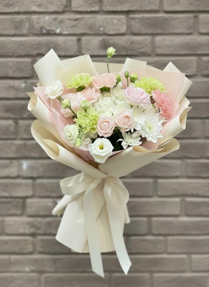 Букет цветов из: Гвоздики, Розы, Лизиантусы и Хризантемы в Озёрный Смоленская область