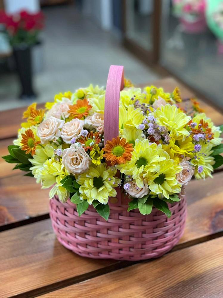 Цветочная композиция из Хризантемы и Розы в корзине в Озёрный Смоленская область