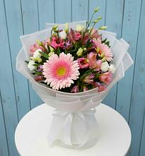 Букет цветов из:  Герберы, Альстромерии и Лизиантусы в Озёрный Смоленская область