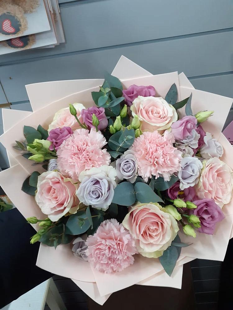 Букет цветов из: Розы, Гвоздики и Лизиантусы в Озёрный Смоленская область